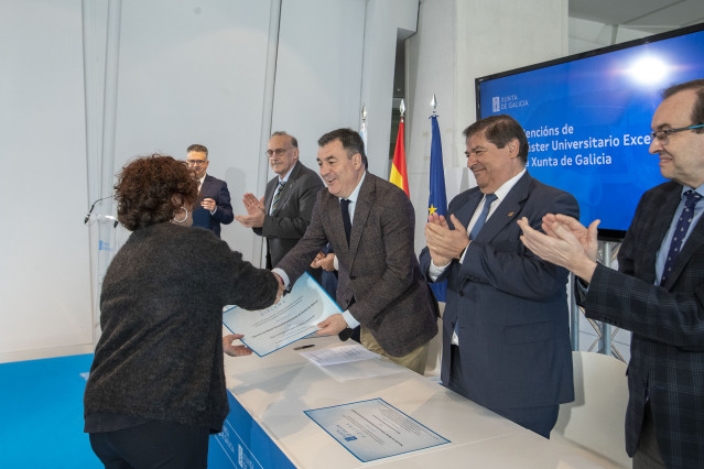O conselleiro de Cultura, Educación, FP e Universidades, Román Rodríguez, entrega as novas mencións de Máster Universitario Excelente.