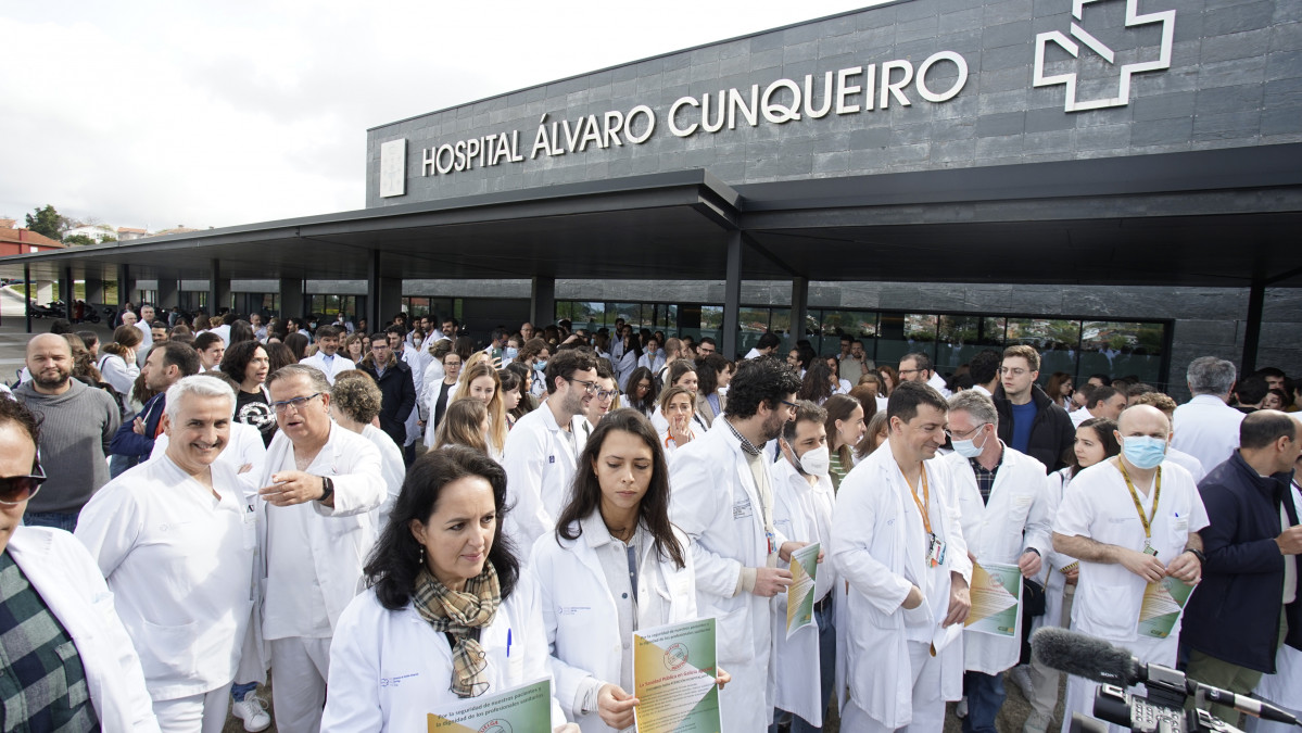 Decenas de personas protestan durante una huelga de médicos gallegos, en el Hospital Álvaro Cunqueiro, a 11 de abril de 2023, en Vigo, Pontevedra, Galicia (España). Los médicos gallegos están lla