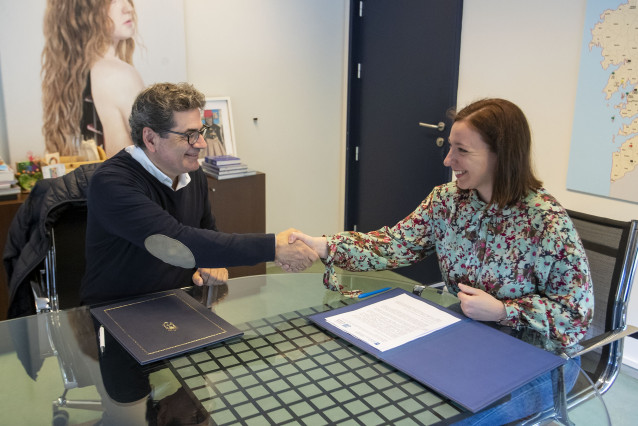 La directora xeral de Xuventude, Participación e Voluntariado, Cristina Pichel, firma un convenio de colaboración conel presidente de la Federación de Libreiros de Galicia, Ramón Manuel Domínguez.