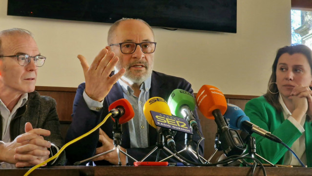 El exalcalde de Ourense y candidato a la Alcaldía, Francisco Rodríguez, en una rueda de prensa
