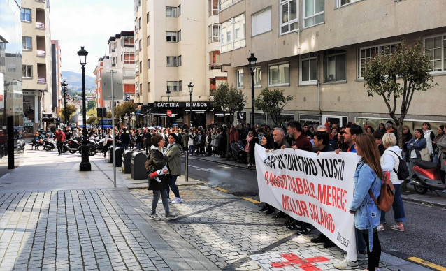 Concentración de trabajadores del hospital Povisa de Vigo, en demanda de un convenio colectivo 