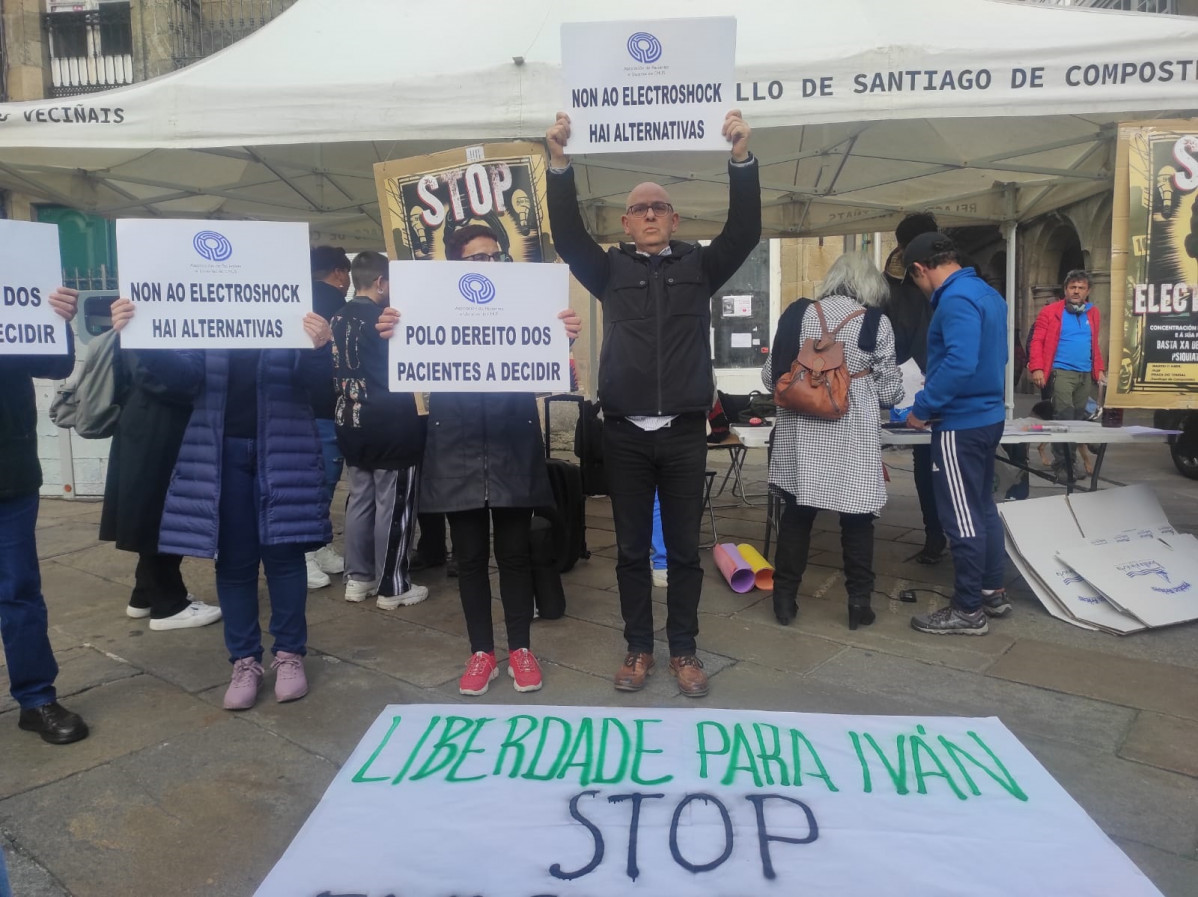 La Asociación de Pacientes y Usuarios del CHUS en la concentració en contnra de las terapias de electroshock.