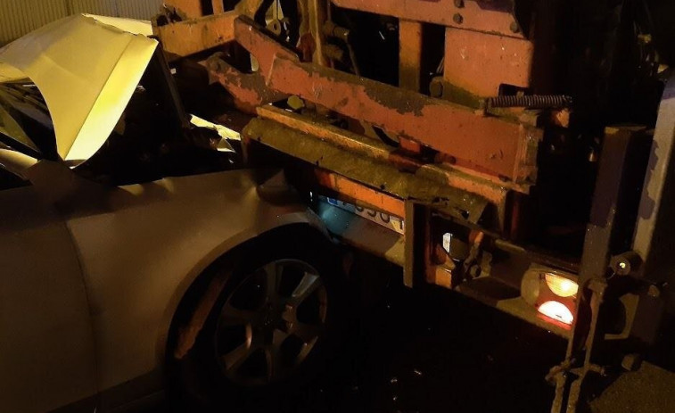 Borracho destroza su coche contra el camión de la basura en la calle Rei Don García de Lugo y alega despiste