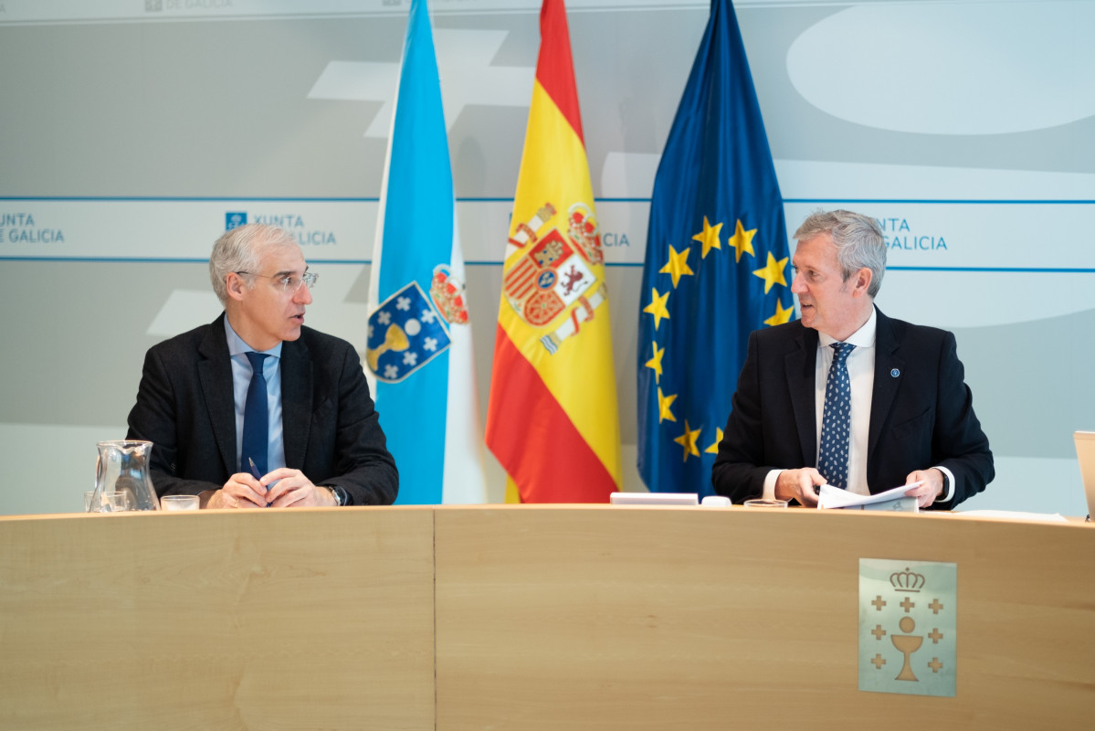 Archivo - Rueda y Francisco Conde en la rueda de prensa posterior al Consello de la Xunta.