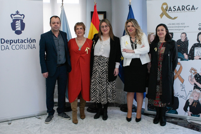 La diputada provincial de Bienestar Social, Ana Lamas; la presidenta de ASARGA, Iara Mantiñán, su vicepresidenta, Mayte Deus y su tesorera, Carolina Castiñeiras; y el guionista del documental, Carlos Ares, en la presentación del documental