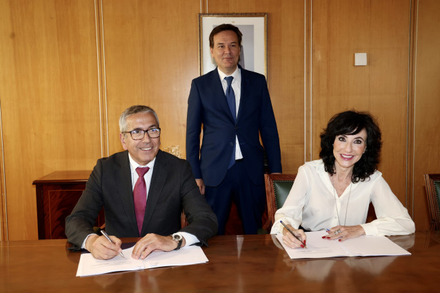 El presidente del ICO, José Carlos García de Quevedo, el secretario general de Industria y de la Pequeña y Mediana Empresa (Ministerio de Industria, Comercio y Turismo), Francisco Blanco Ángel, y la consejera delegada de PYMAR, Almudena López del Pozo.