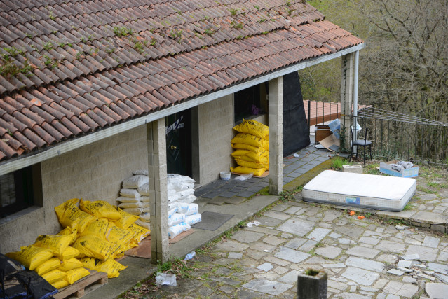 Un conjunto de sacos en la entrada de una vivienda donde se ha encontrado un laboratorio de cocaína, a 22 de marzo de 2023, en San Xurxo de Sacos, Cerdedo-Cotobade, Pontevedra, Galicia (España). Al menos 18 personas han sido detenidas en el transcurso de