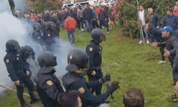 Varios policías heridos y dos detenidos en la carga policial contra los bateeiros en San Caetano, Santiago (vídeos)