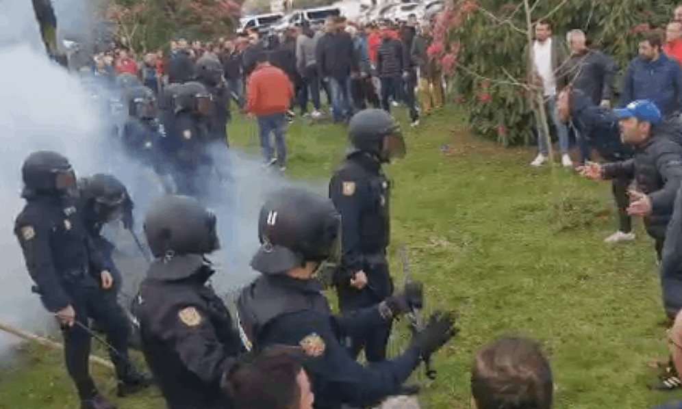 Momento en el que un petardo explota entre las piernas de los UIP en la protesta de los bateeiros en Santiago