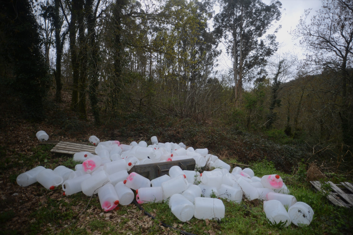 Recipientes vacu00edos de un laboratorio de cocau00edna, a 22 de marzo de 2023, en San Xurxo de Sacos