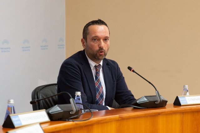 El secretario xeral técnico de la Consellería de Sanidade, Alberto Fuentes Losada, durante la comisión.