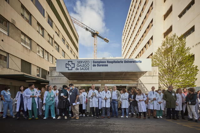 Decenas de personas protestan durante la tercera jornada de la huelga de médicos gallegos, en el Complexo Hospitalario Universitario, a 13 de abril de 2023, en Ourense, Galicia (España). Los médicos gallegos están llamados a secundar la huelga indefinida