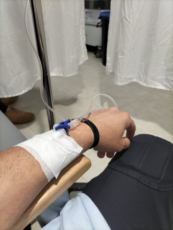 Policía herido con sonda tras la lucha con los bateeiros en una imagen de SUP Galicia