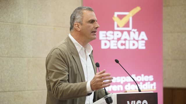 El candidato de Vox a la Alcaldía de Madrid, Javier Ortega Smith, interviene durante el acto de Vox ‘España decide’, en el Hotel Ciudad de Vigo, a 13 de abril de 2023, en Vigo, Pontevedra, Galicia (España). El evento forma parte de la precampaña del parti