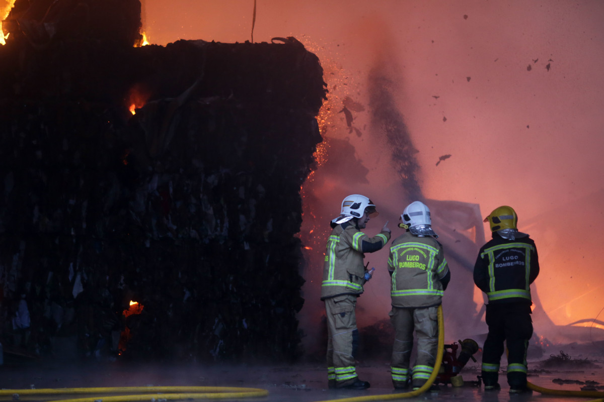Incendio registrado en las instalaciones de una empresa de reciclaje en Vilalba (Lugo).