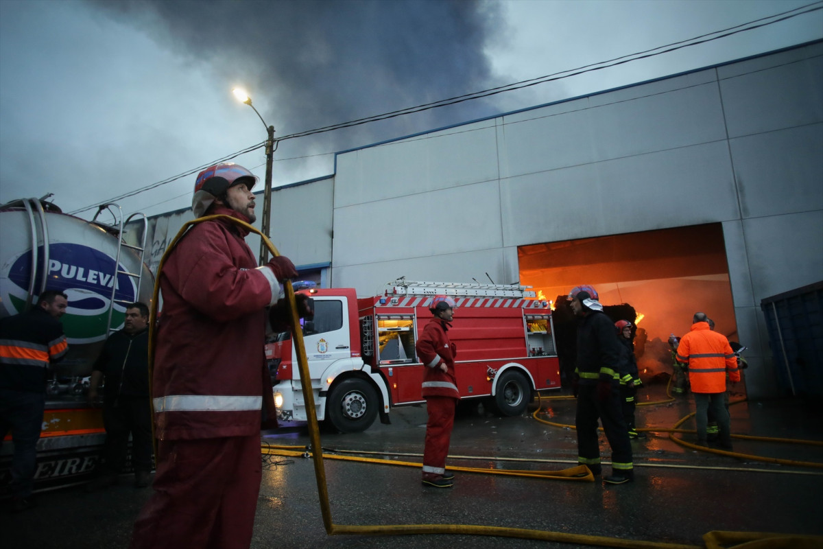 Cisterna de leche durante un incendio en una nave de reciclaje en el polígono industrial en una foto de Carlos Castro para EP