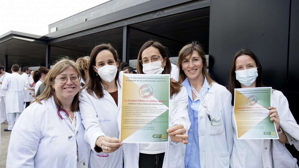 Varias mujeres protestan durante una huelga de médicos gallegos, en el Hospital Álvaro Cunqueiro, a 11 de abril de 2023, en Vigo, Pontevedra, Galicia (España). Los médicos gallegos están llamados