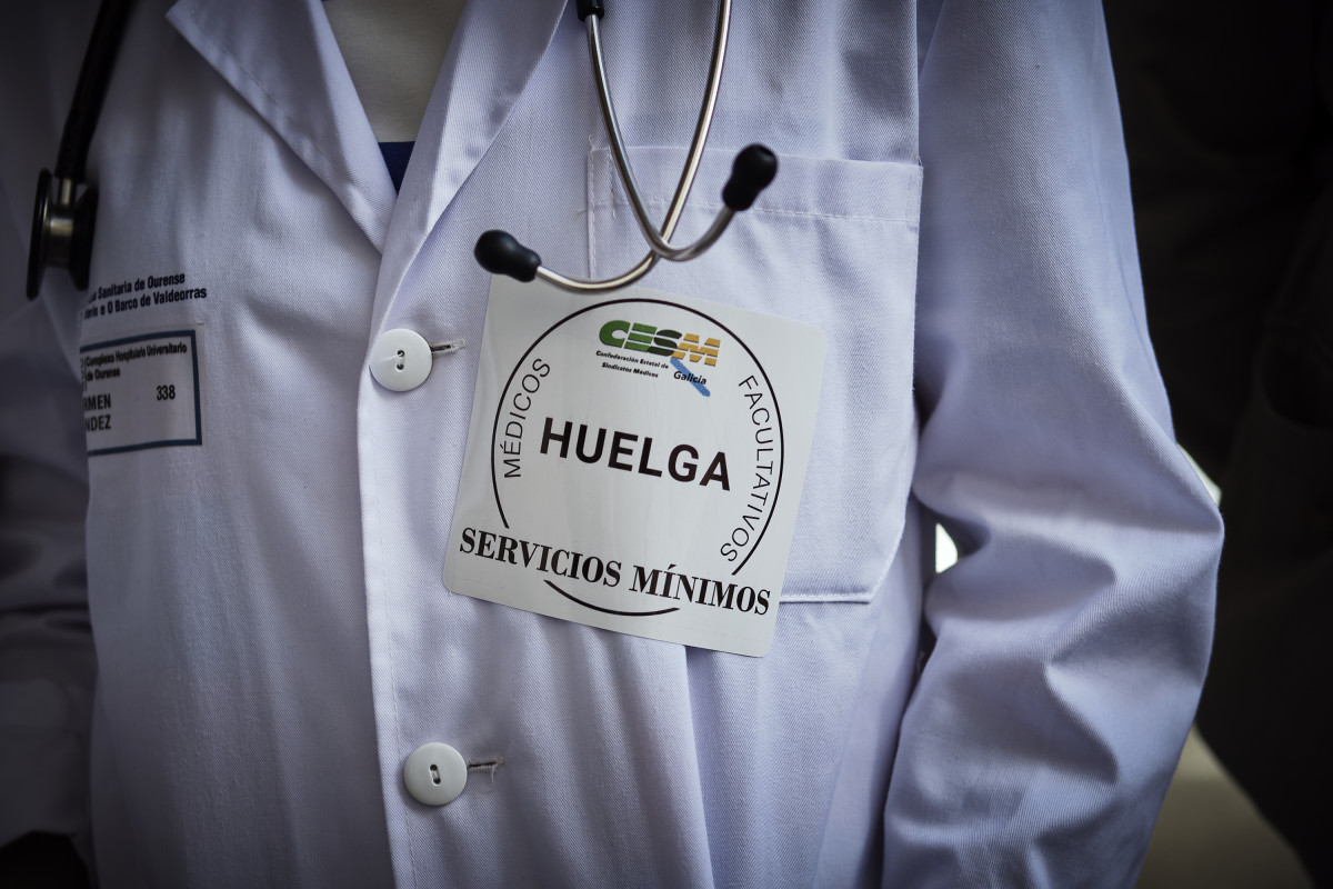 Sanitaria con cartel de servicios mínimos durante la tercera jornada de la huelga de médicos gallegos, en el Complexo Hospitalario Universitario, a 13 de abril de 2023, en Ourense, Galicia (España)