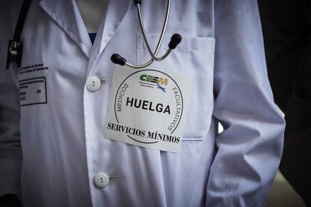 Sanitaria con cartel de servicios mínimos durante la tercera jornada de la huelga de médicos gallegos, en el Complexo Hospitalario Universitario, a 13 de abril de 2023, en Ourense, Galicia (España). Los médicos gallegos están llamados a secundar la huelga
