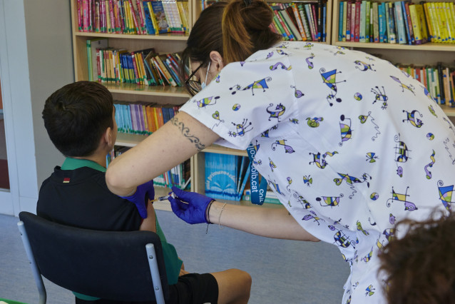 Archivo - Vacunación a un menor