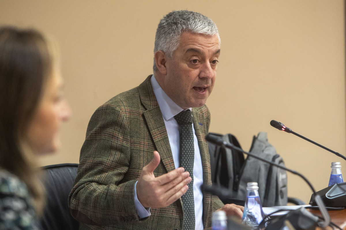 Archivo - El secretario xeral de Política Lingüística, Valentín García, comparece a petición propia ante la Comisión 4ª del Parlamento de Galicia