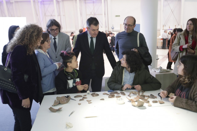 El conselleiro de Cultura, Educación, FP e Universidades, Román Rodríguez, visita InnovArt.
