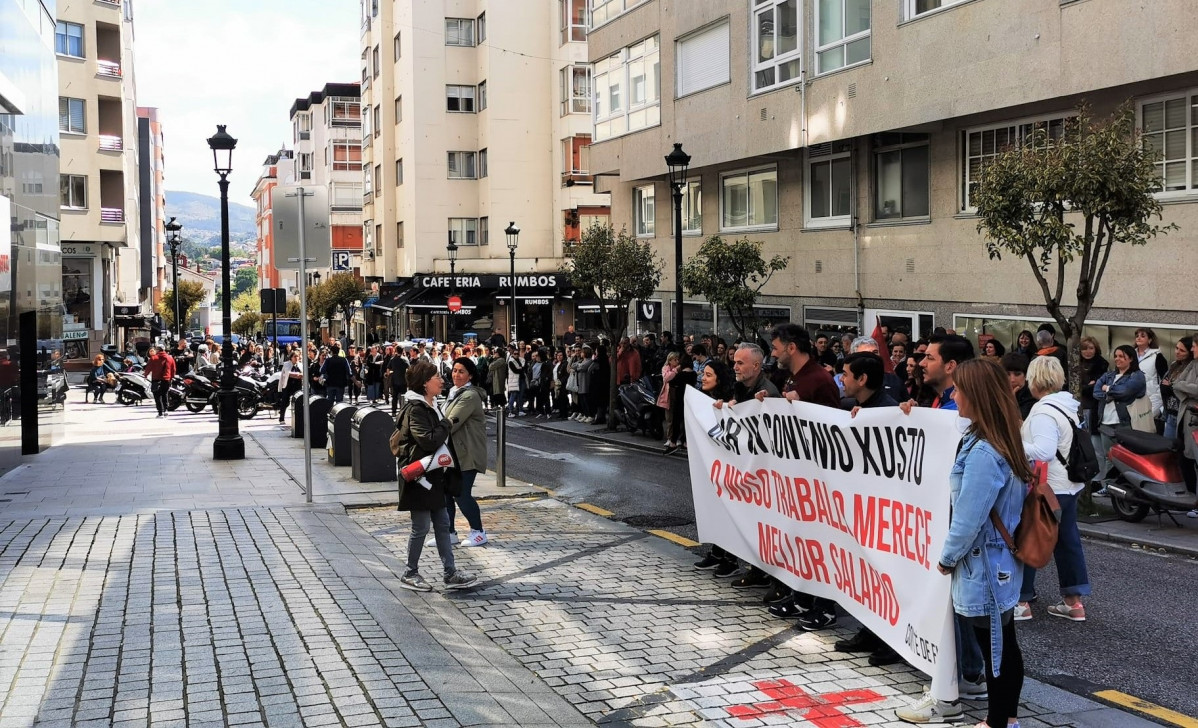 Concentración de trabajadores del hospital Povisa de Vigo, en demanda de un convenio colectivo "justo".