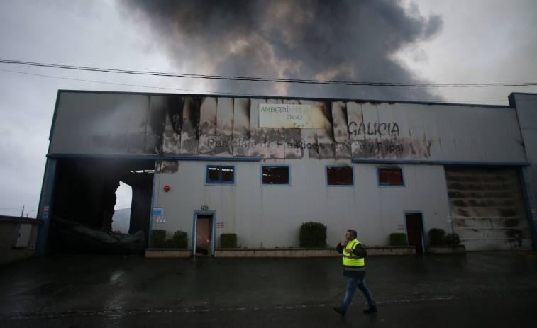 Extinguido el fuego en la nave de reciclaje de Vilalba después de más de un día de incendio