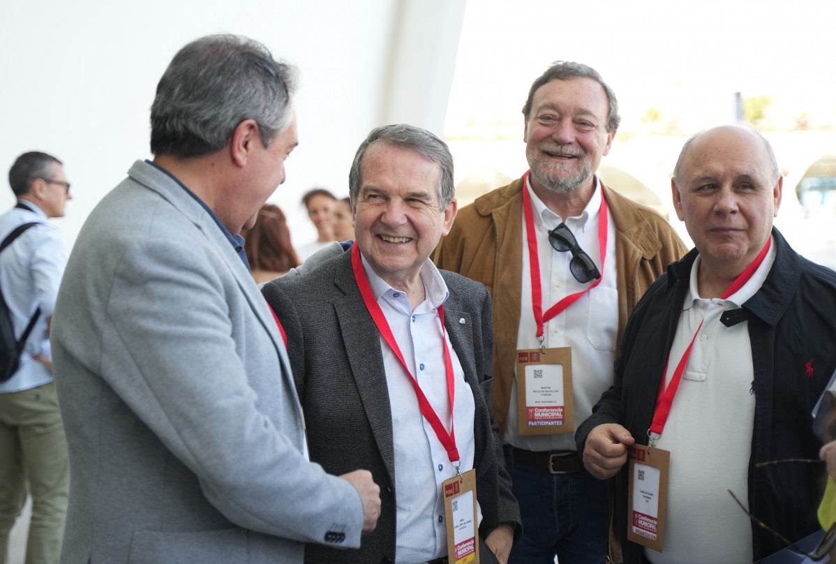 El alcalde de Vigo, Abel Caballero (2i), el secretario de organización de Psoe Zaragoza, Martín Nicolás (2d), 6y el secretario general de la FEMP, Carlos Daniel Casares (1d), a su llegada a la cele