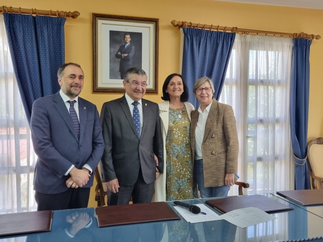 El conselleiro de Sanidade, Julio García Comesaña, y la conselleira do Mar, Rosa Quintana, en el nombramiento del doctor Rafael López como hijo predilecto de Vilamartín de Valdeorras (Ourense).