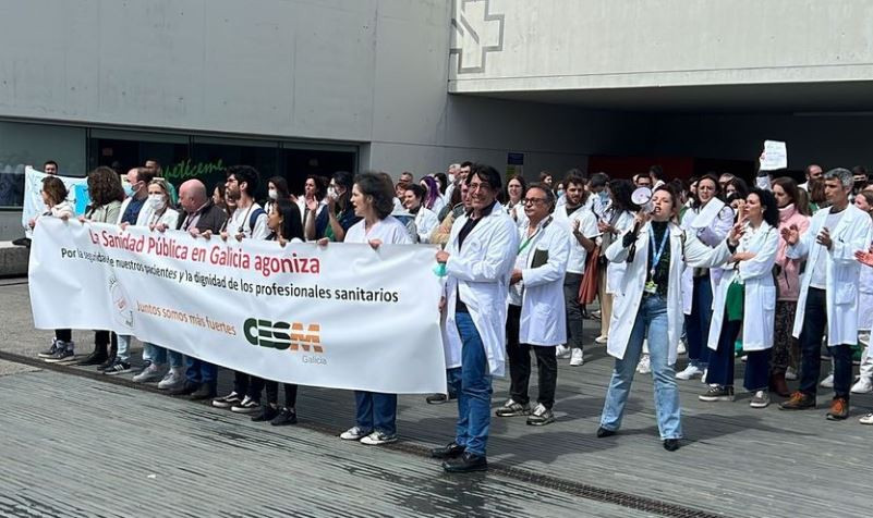 Concentración de médicos en huelga en Lugo en una foto de CESM Lugo Twitter
