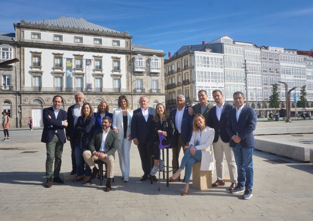 El candidato del PP a la alcaldía de A Coruña, Miguel Lorenzo, junto a otros integrantes de la candidatura