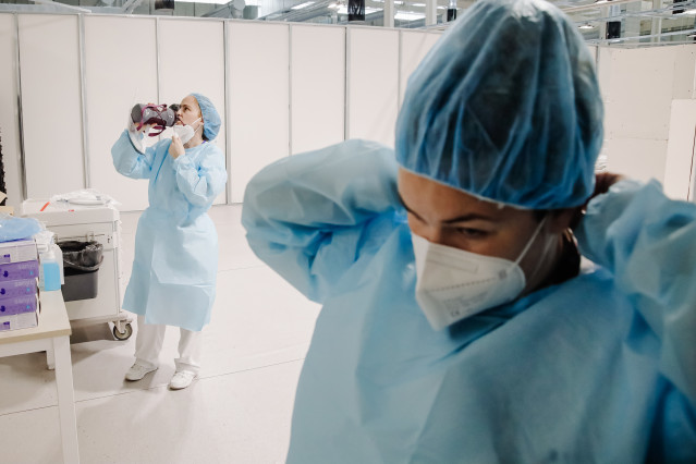 Archivo - Una sanitaria se pone el EPI para recibir a los refugiados ucranianos que llegan en un autobús procedente de Polonia al Hospital de Emergencias Enfermera Isabel Zendal, a 11 de marzo de 2022, en Madrid (España). Estos ucranianos llegan a Madrid