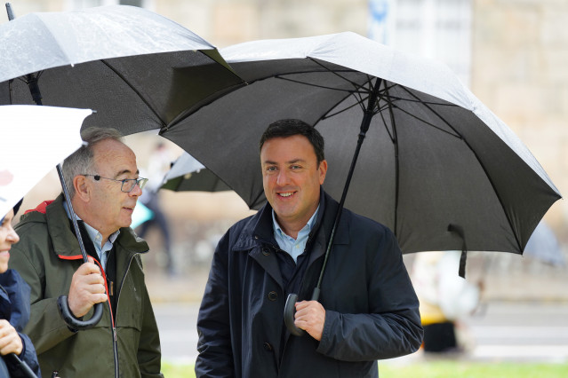 Archivo - El alcalde de Santiago de Compostela, Xosé Sánchez Bugallo y el secretario xeral del PSdeG, Valentín González Formoso