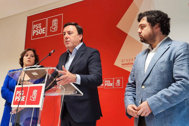 El secretario xeral del PSdeG, Valentín González Formoso, junto a los viceportavoces parlamentarios de la formación, Begoña Rodríguez Rumbo, y Julio Torrado, en el Parlamento