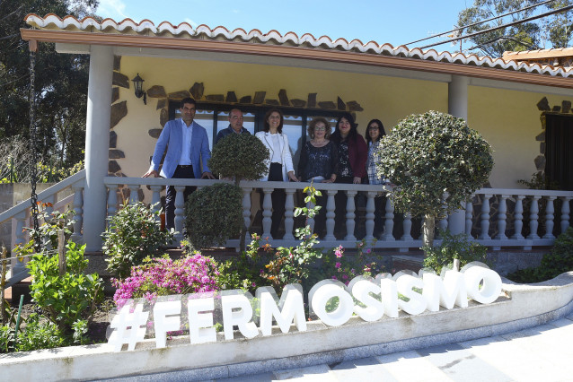 Visita de la conselleira de Medio Ambiente, Territorio e Vivenda,  Ángeles Vázquez, a una vivieda mejorada con ayudas del Instituto de Estudos do Territorio para la corrección de impactos paisajísticos.
