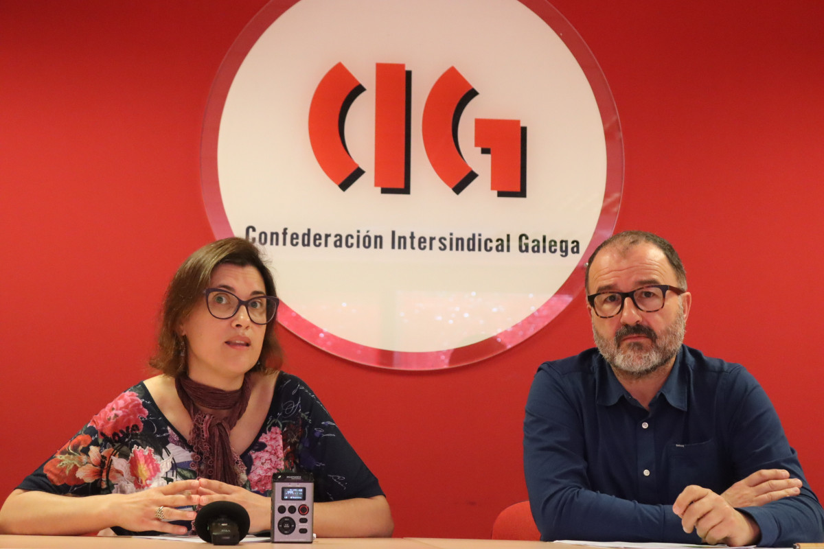 Montse Pernas y Suso Bermello en la rueda de prensa en la que alertaron de la limitaciu00f3n de la enseu00f1anza para adultos de la Xunta en una foto de CIG