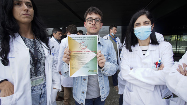 Varias personas protestan durante una huelga de médicos gallegos, en el Hospital Álvaro Cunqueiro, a 11 de abril de 2023, en Vigo, Pontevedra, Galicia (España). Los médicos gallegos están llamados a secundar la huelga indefinida que convoca la Confederaci