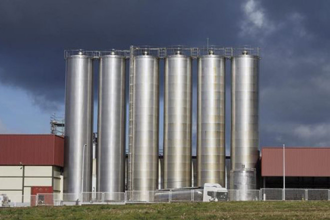Arden tres camiones lecheros, no se descarta que el fuego fuera intencionado