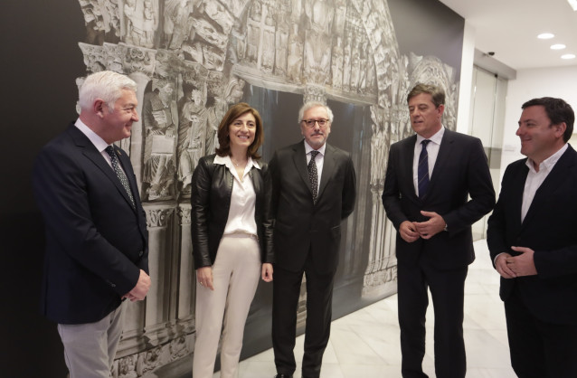 El delegado del Gobierno en Galicia,  José Ramón Gómez Besteiro; La conselleira de Medio Ambiente, Territorio e Vivenda, Ángeles Vázquez; y el presidente de la Diputación de A Coruña, Valentín González Formoso, entre otros.