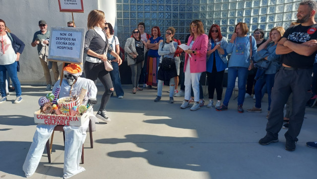 Trabajadores de la cocina de hospitales vigueses protestan ante la posibilidad de despidos.