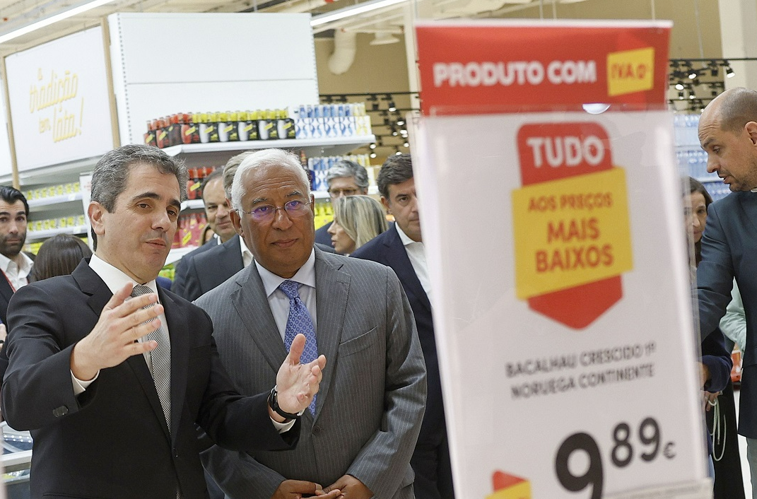 El presidente del Gobierno, Antu00f3nio Costa, visita un hipermercado en Lisboa