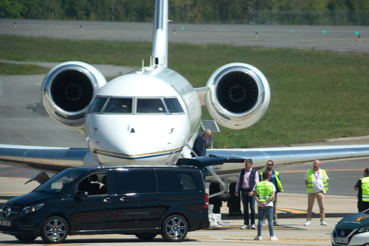 EuropaPress 5130665 rey emerito juan carlos baja avion llegada aeropuerto internacional