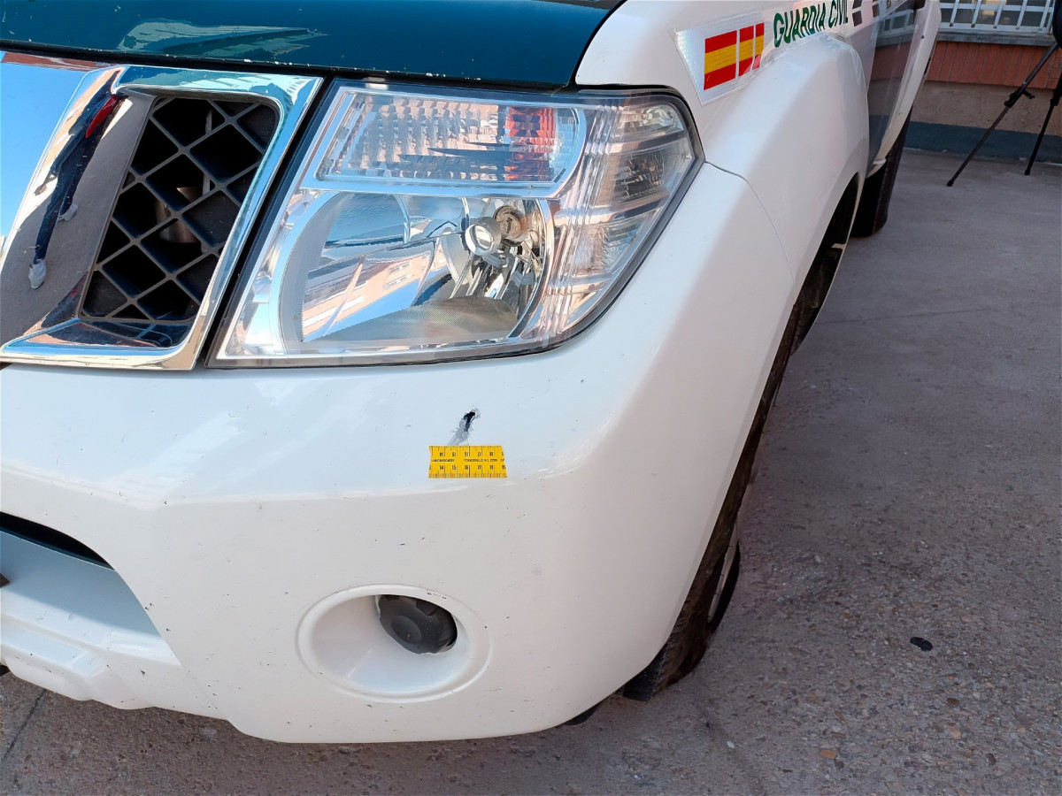 Impacto de bala en un coche tiroteado, a 19 de abril de 2023, en Villagonzado Pedernales, Burgosen una foto de EP