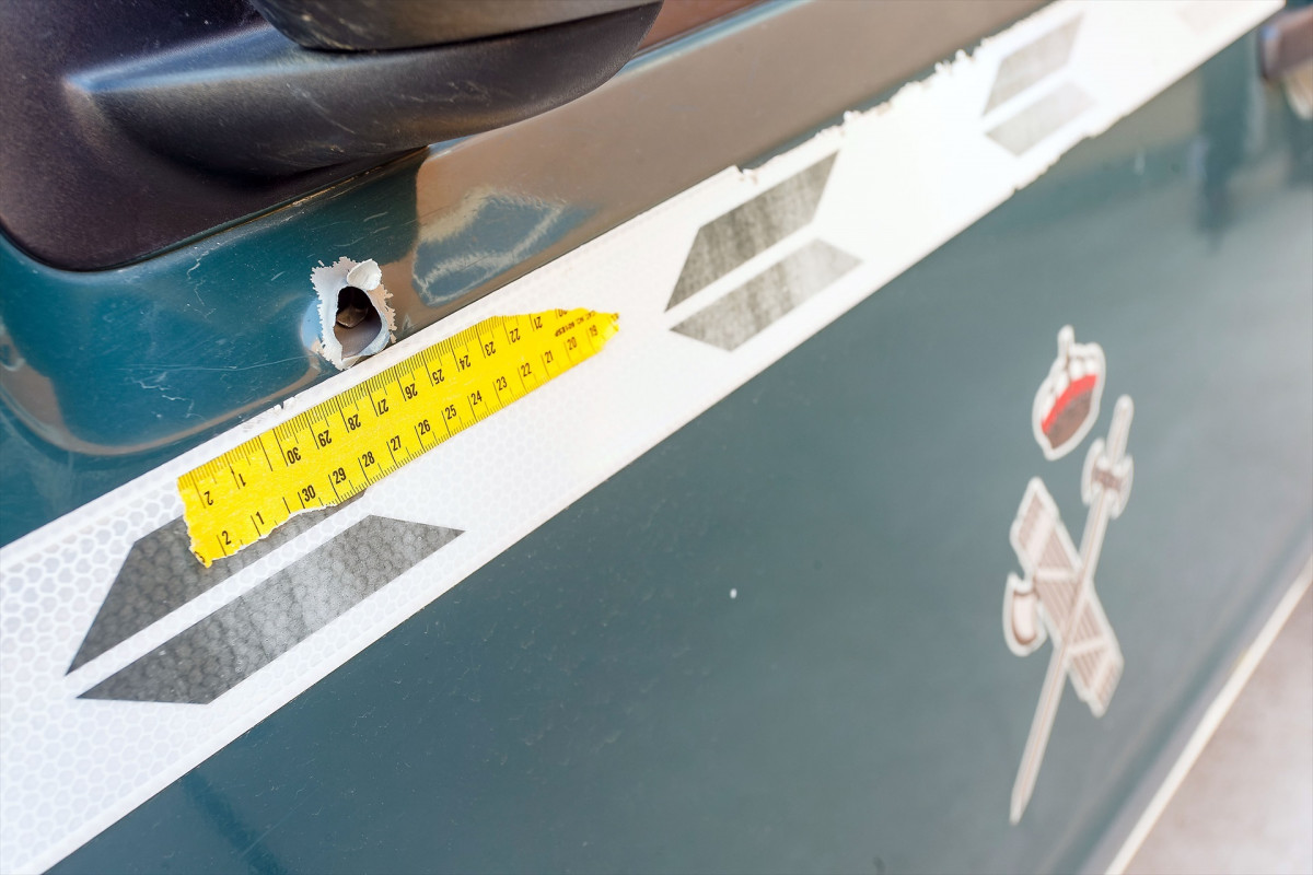 Agujero de bala en un coche tiroteado, a 19 de abril de 2023, en Villagonzado Pedernales, Burgosen una foto de EP