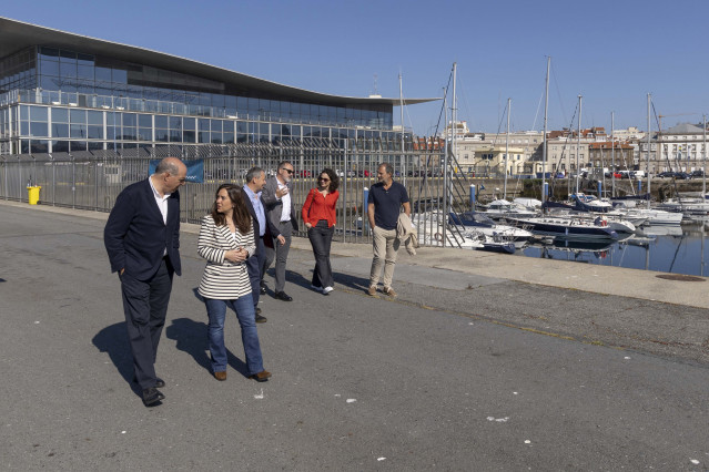 La alcaldesa de A Coruña, Inés Rey, junto a organizadores de la Tall Ship Races