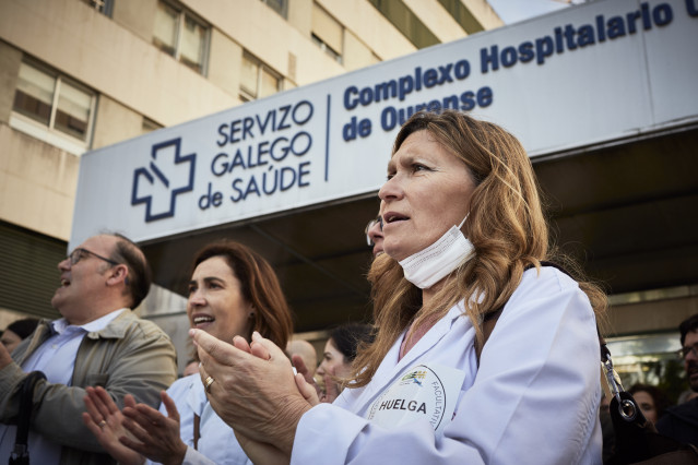 Una señora espera en silla de ruedas en el Complexo Hospitalario Universitario durante la tercera jornada de la huelga de médicos gallegos, a 13 de abril de 2023, en Ourense, Galicia (España). Los médicos gallegos están llamados a secundar la huelga indef