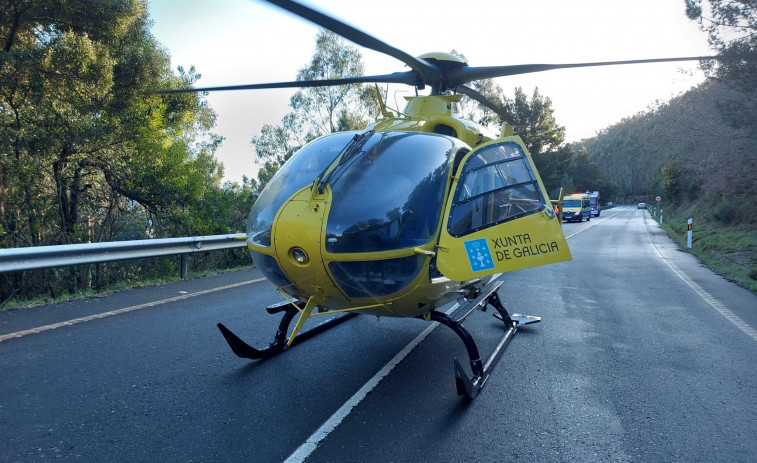 Evacuado en helicóptero un conductor en Carballedo que sufrió una salida de vía