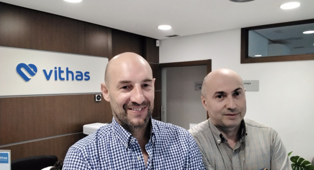 El doctor González Soler y Ulla Rocha en Vithas Pontevedra