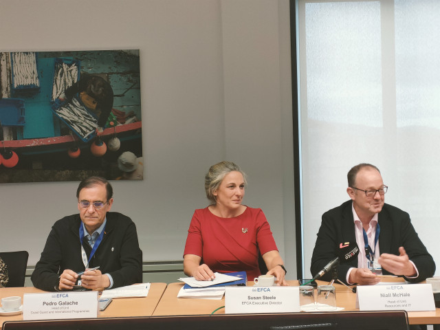 Pedro Galache, jefe de Guardacostas y programas internacionales de la Agencia Europea de Control de la Pesca (EFCA); Susan Steele, directora de la EFCA; y Niall McHale, jefe de la unidad de Recursos y Tecnología de la Información de la EFCA.